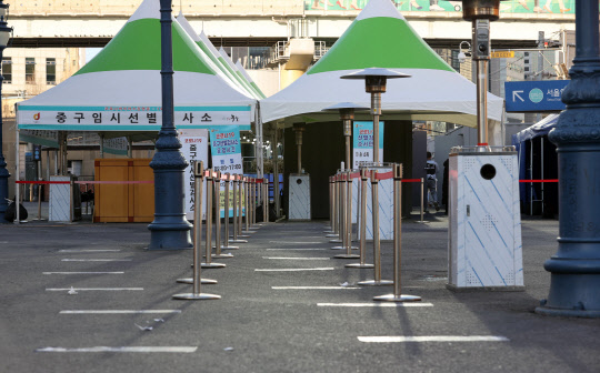 오는 20일 국내에서 코로나19 첫 확진자가 나온 지 꼭 1년째가 되는 가운데 19일 오후 서울역 광장에 마련된 임시 선별진료소가 한산한 모습을 보이고 있다. 연합뉴스